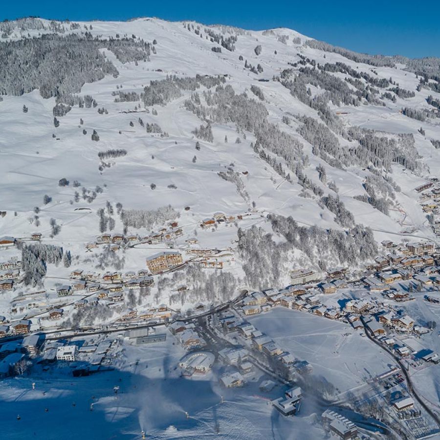 Panoramablick vom 12erKogel auf Hinterglemm, während die Schneekanonen Schnee erzeugen