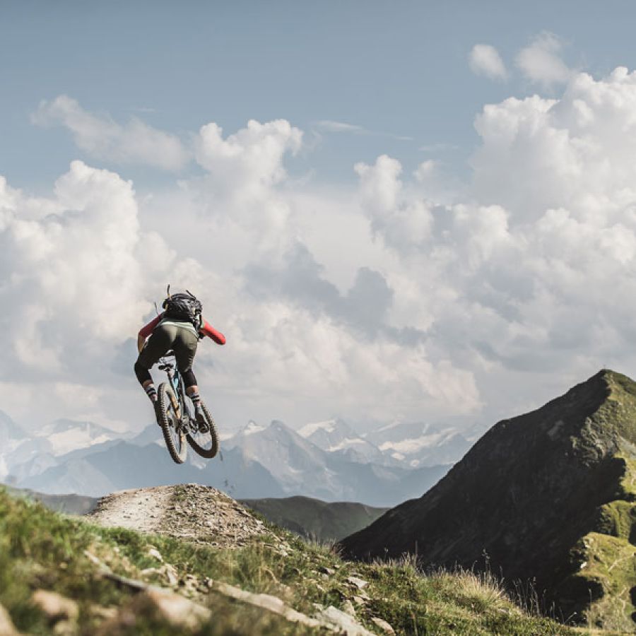 Downhill Biken im Bikepark Saalbach │ MTB Urlaub direkt am Hacklbergtrail