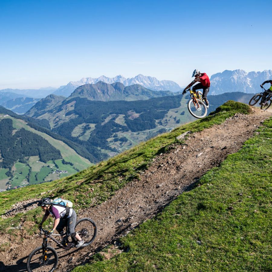 Downhill Biken im Bikepark Saalbach │ MTB Urlaub direkt am Hacklbergtrail